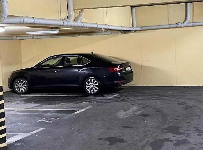 Veluni - - Free Parking Split