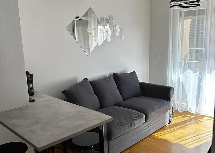 Veluni - - Free Parking