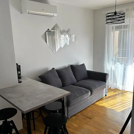 Veluni - - Free Parking