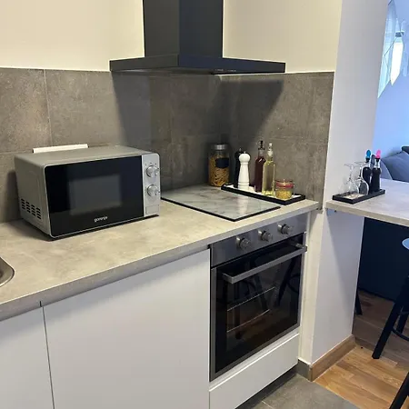 Veluni - - Free Parking