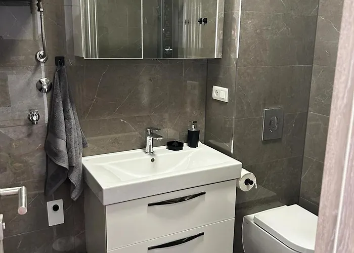 Veluni - - Free Parking Split